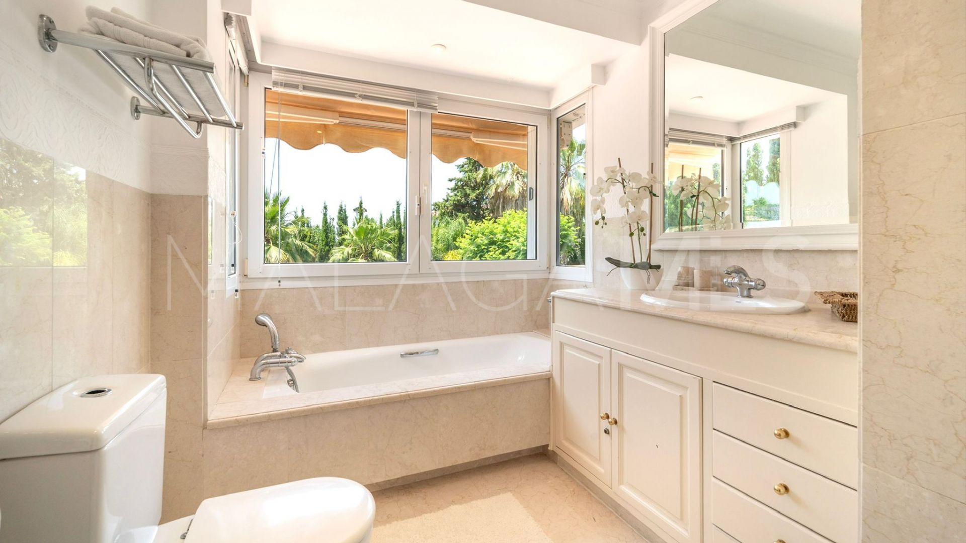 Villa for sale in Nueva Andalucia