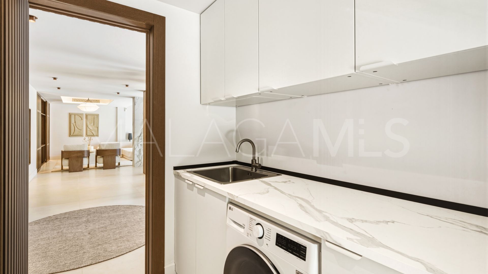 Villa for sale in Nueva Andalucia