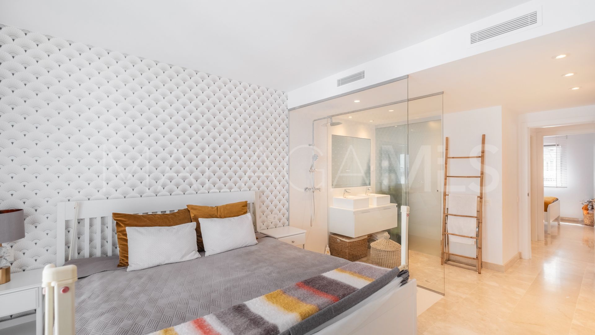 Ground floor apartment with 3 bedrooms for sale in Paraiso Pueblo