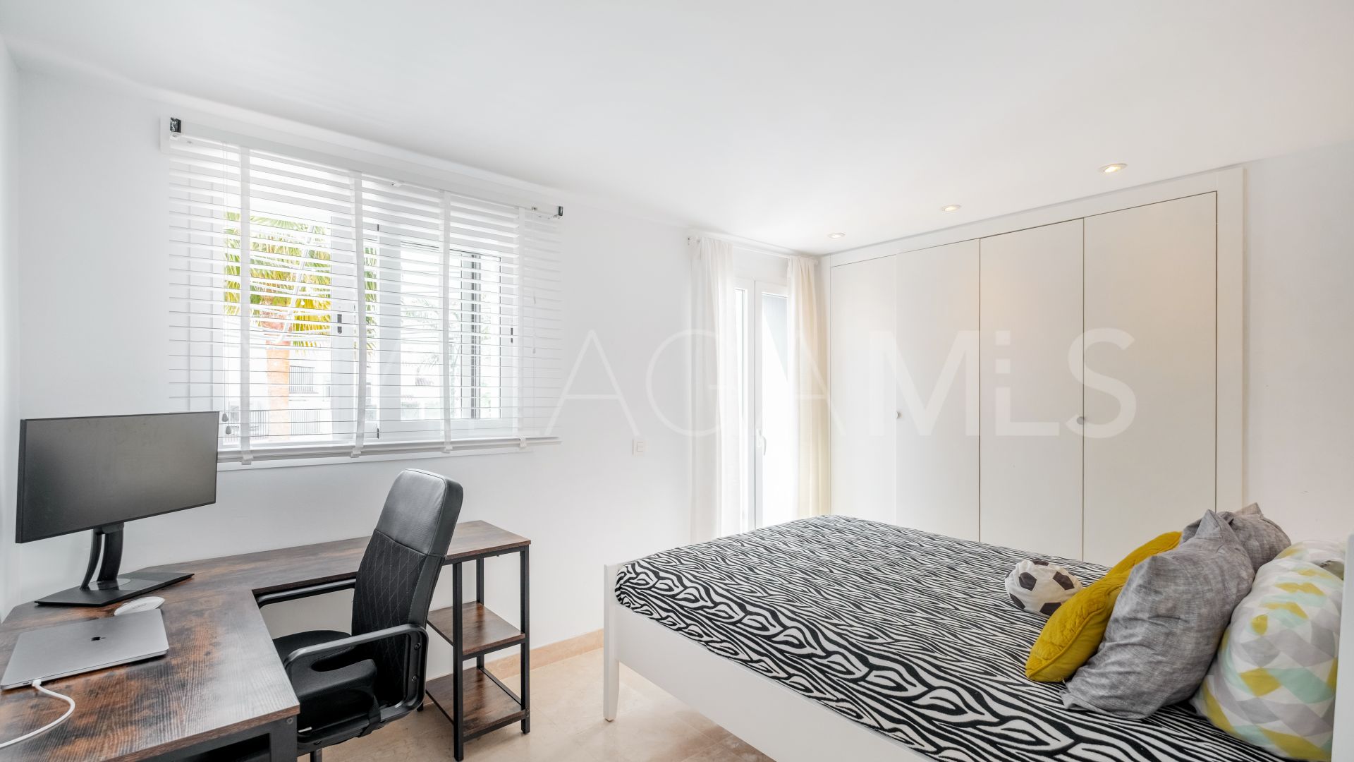 Ground floor apartment with 3 bedrooms for sale in Paraiso Pueblo