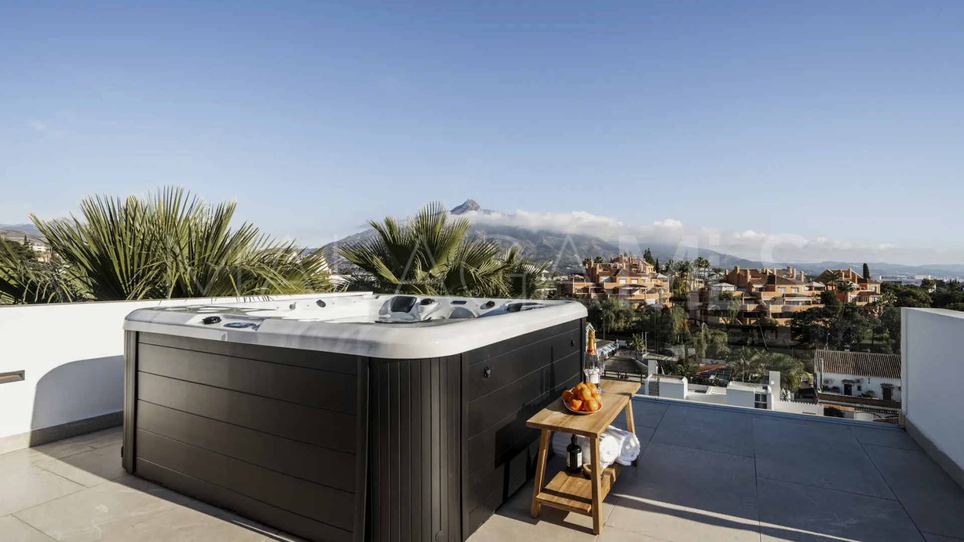 Villa for sale in Nueva Andalucia de 5 bedrooms