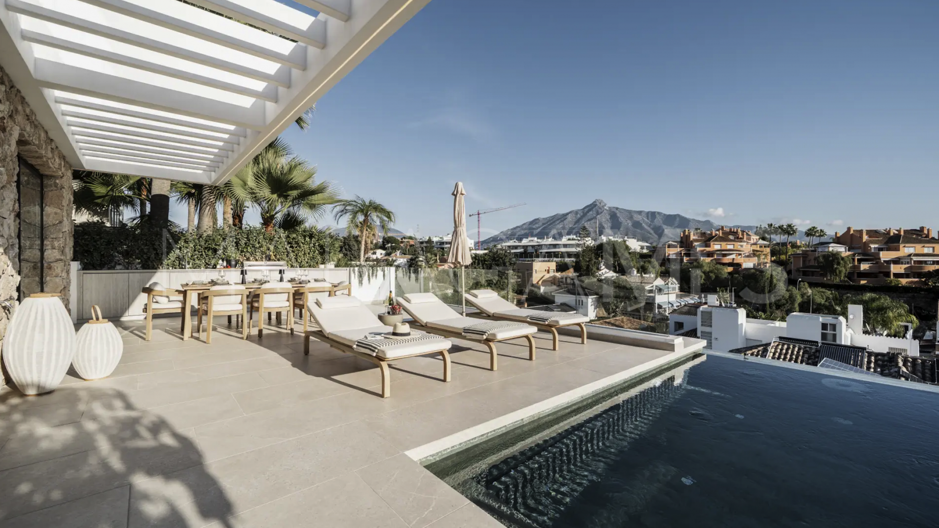 Villa for sale in Nueva Andalucia de 5 bedrooms