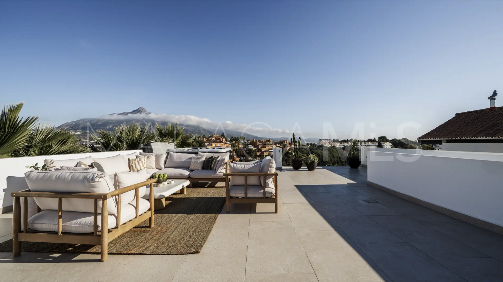 Villa for sale in Nueva Andalucia de 5 bedrooms