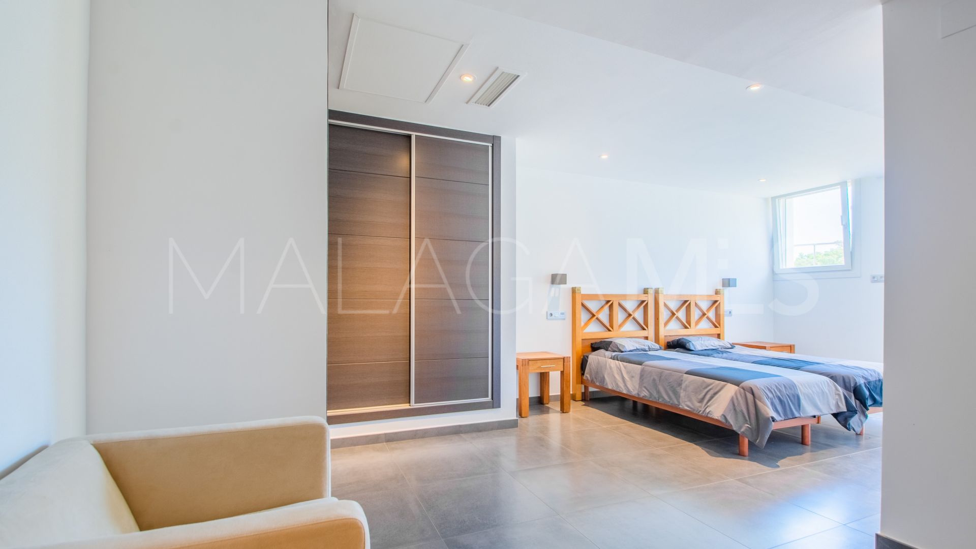 Buy villa de 7 bedrooms in La Mairena