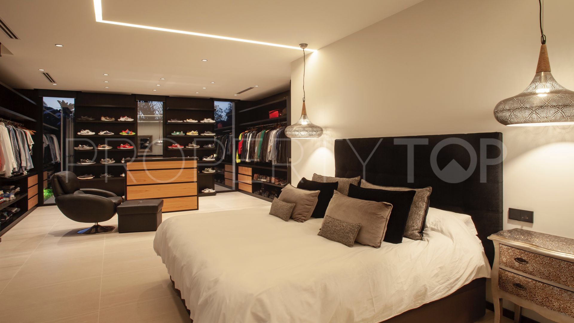 Buy 7 bedrooms villa in Parcelas del Golf