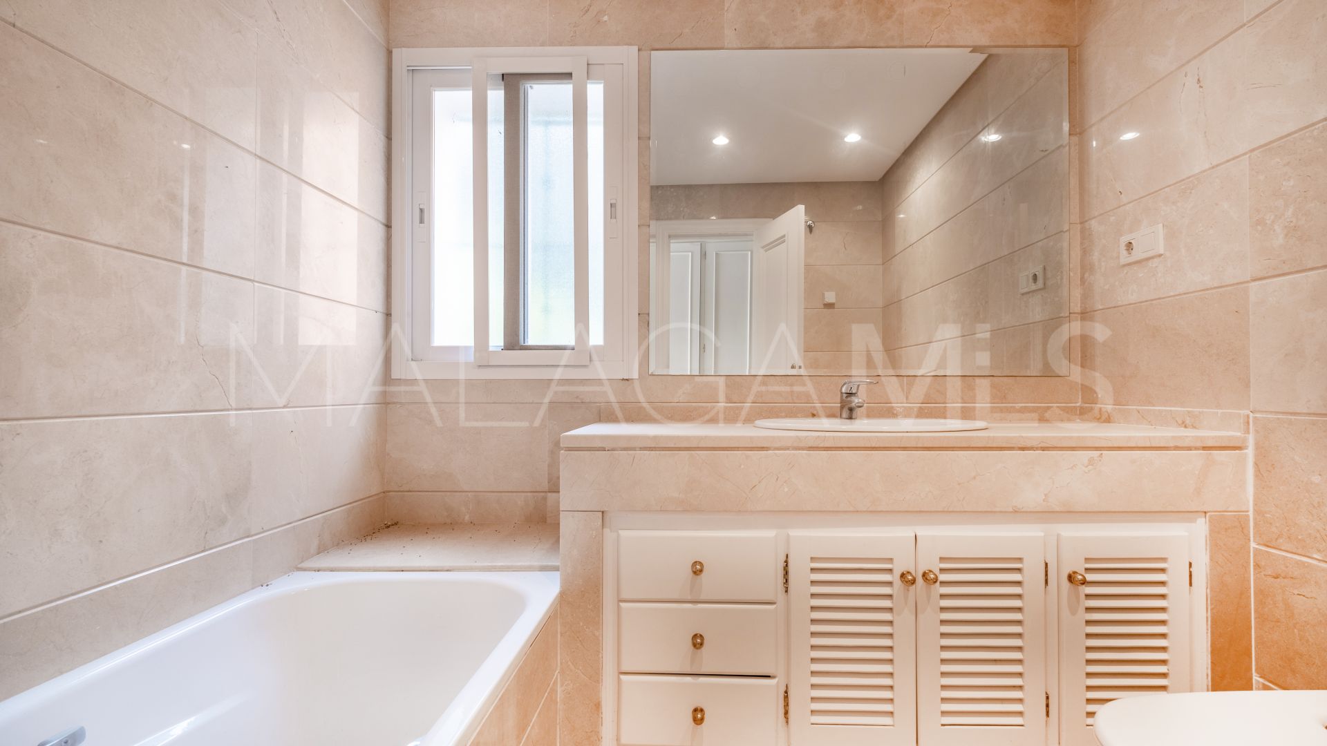 For sale ground floor apartment with 3 bedrooms in Park Beach