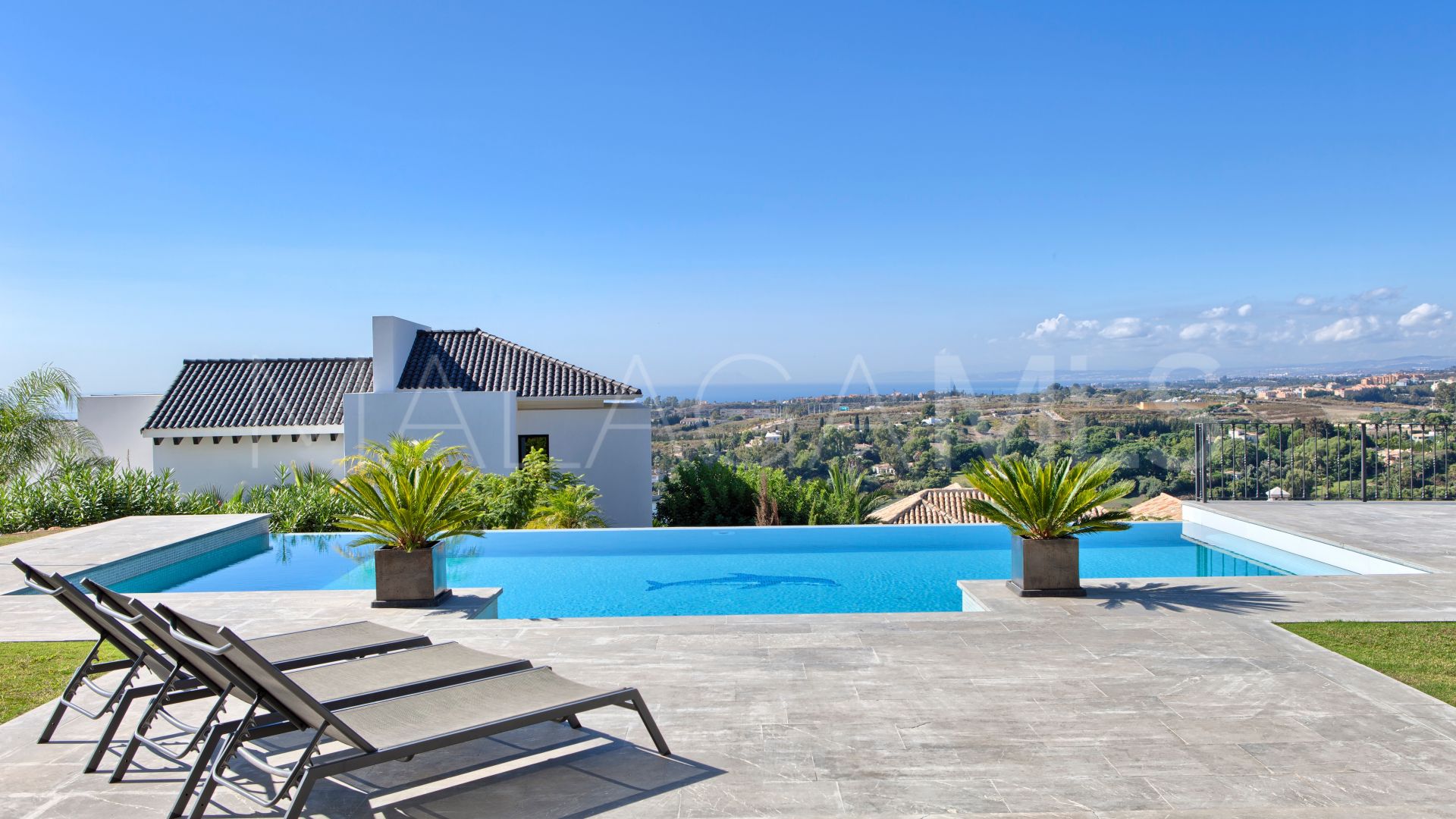 Se vende villa in Los Flamingos Golf with 6 bedrooms