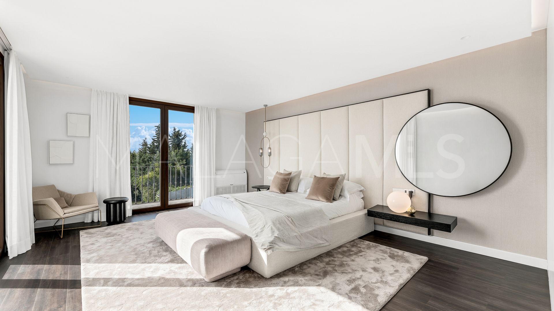 Villa for sale in Estepona East with 5 bedrooms