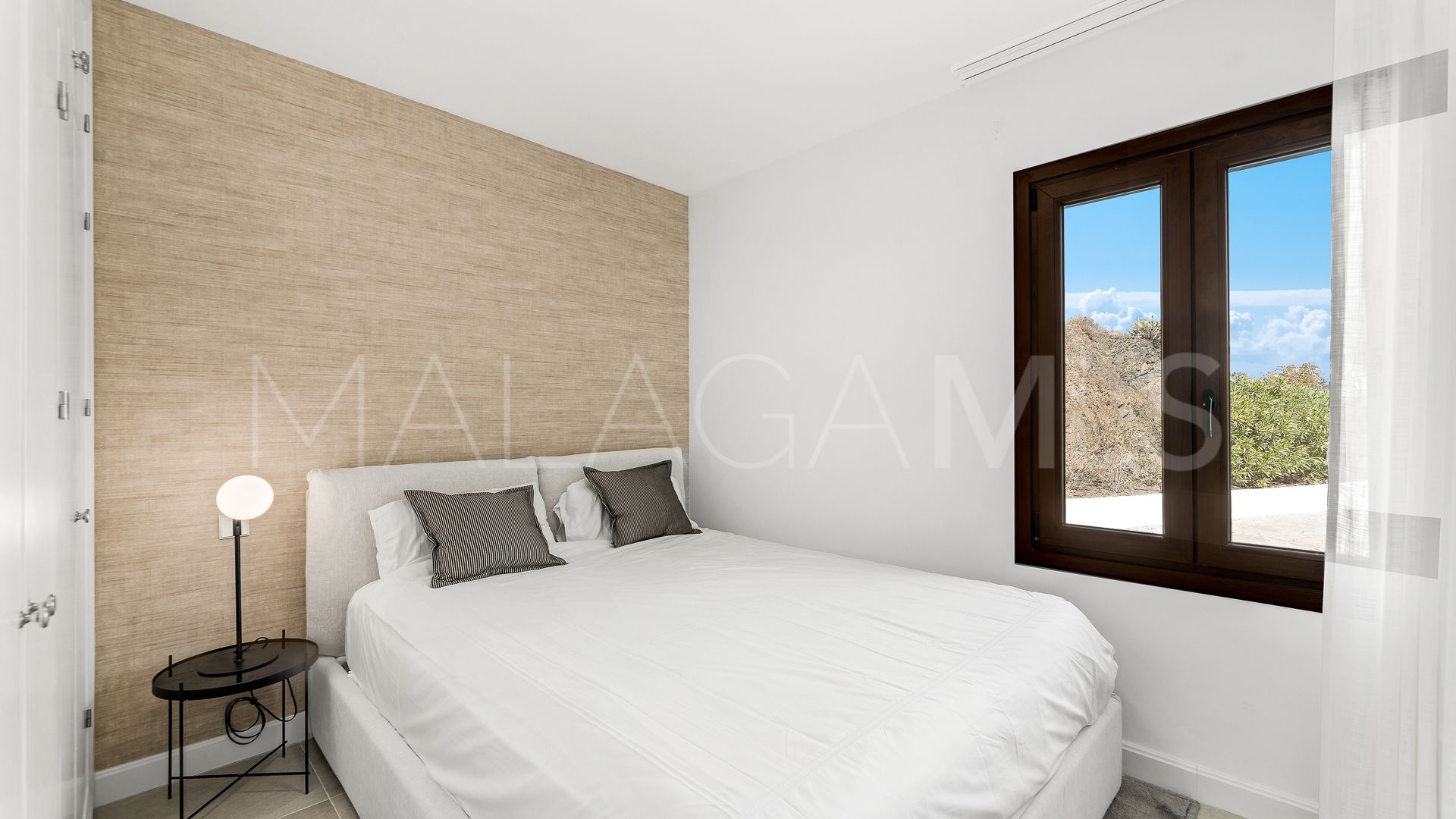 Villa for sale in Estepona East with 5 bedrooms