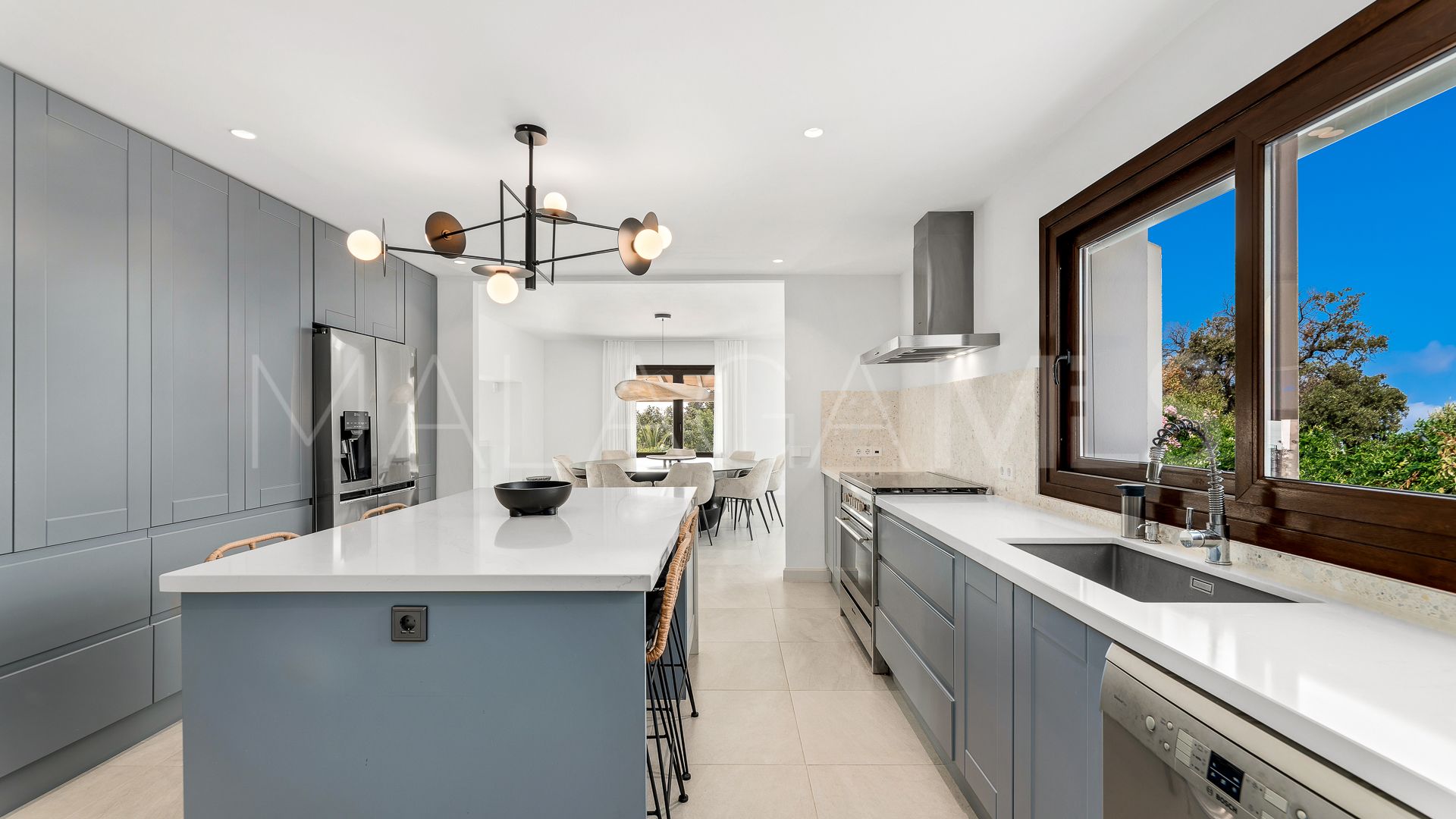 Villa for sale in Estepona East with 5 bedrooms