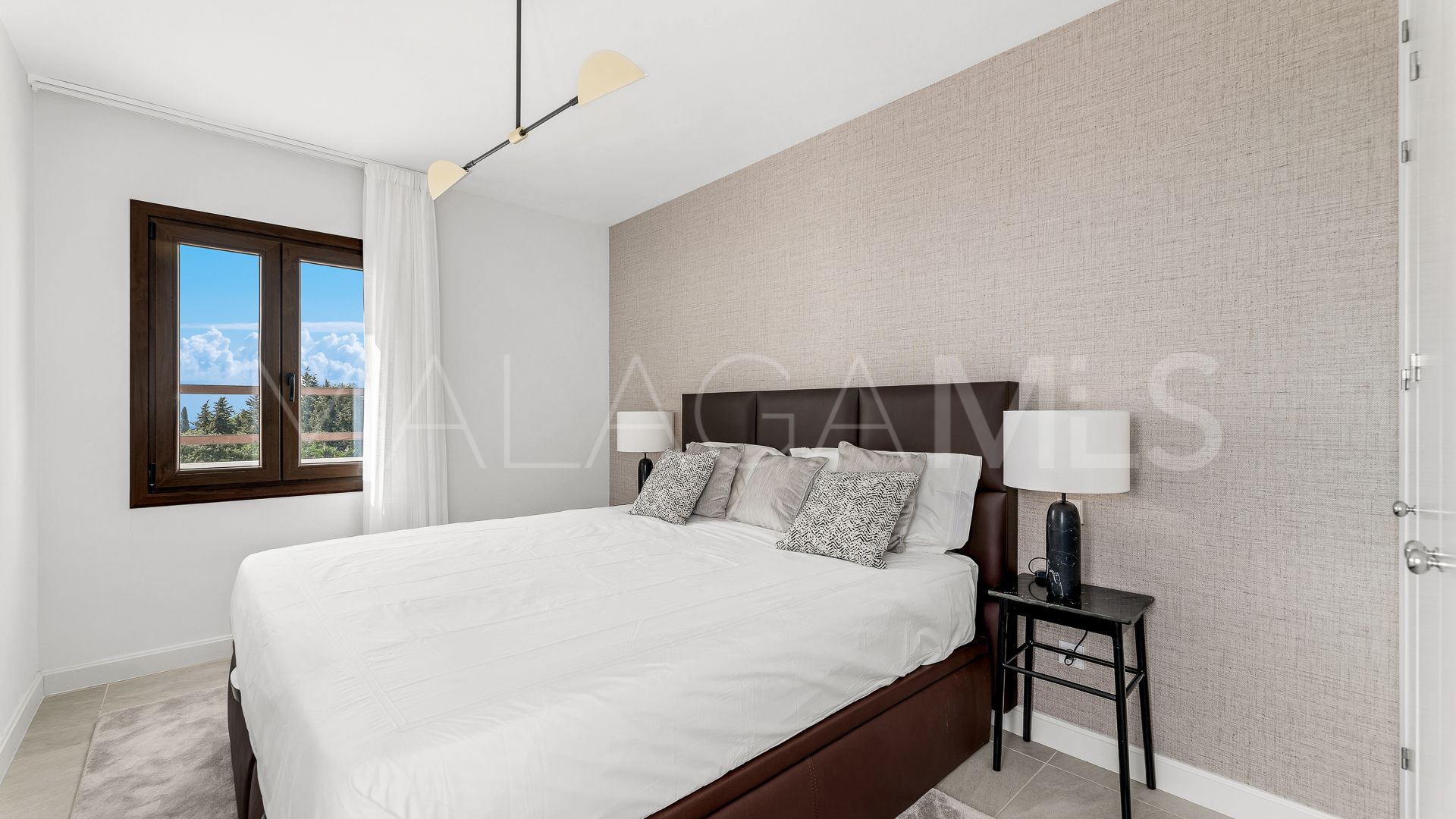 Villa for sale in Estepona East with 5 bedrooms