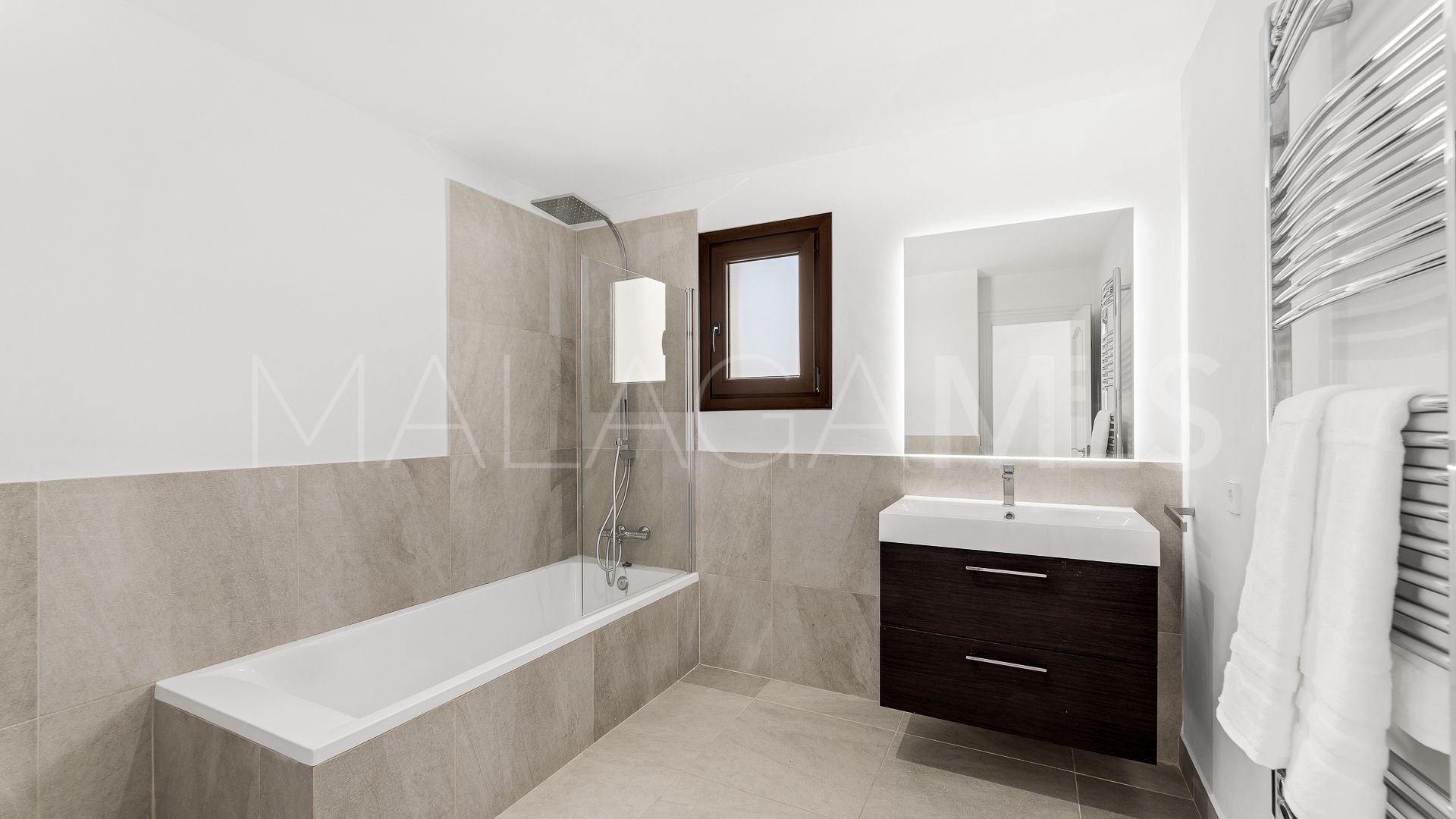 Villa for sale in Estepona East with 5 bedrooms