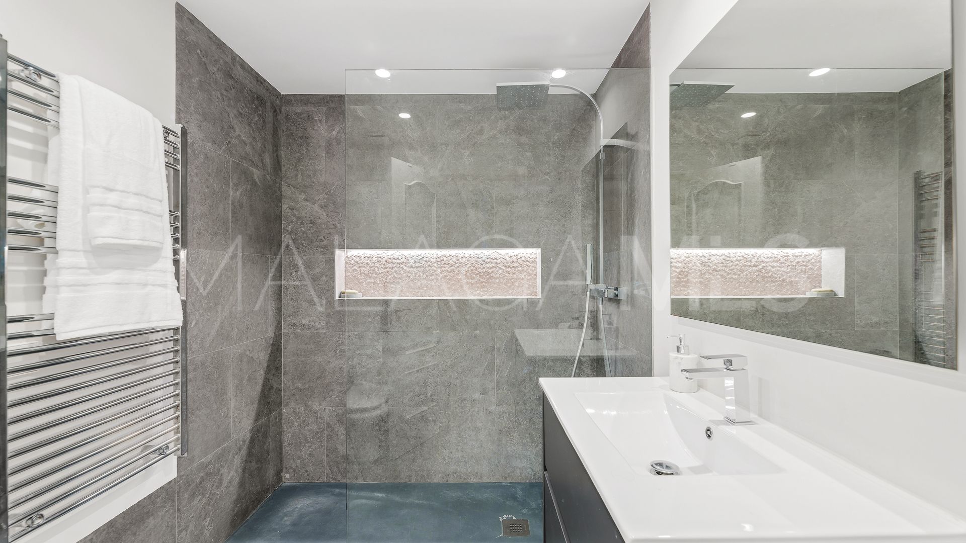 Villa for sale in Estepona East with 5 bedrooms