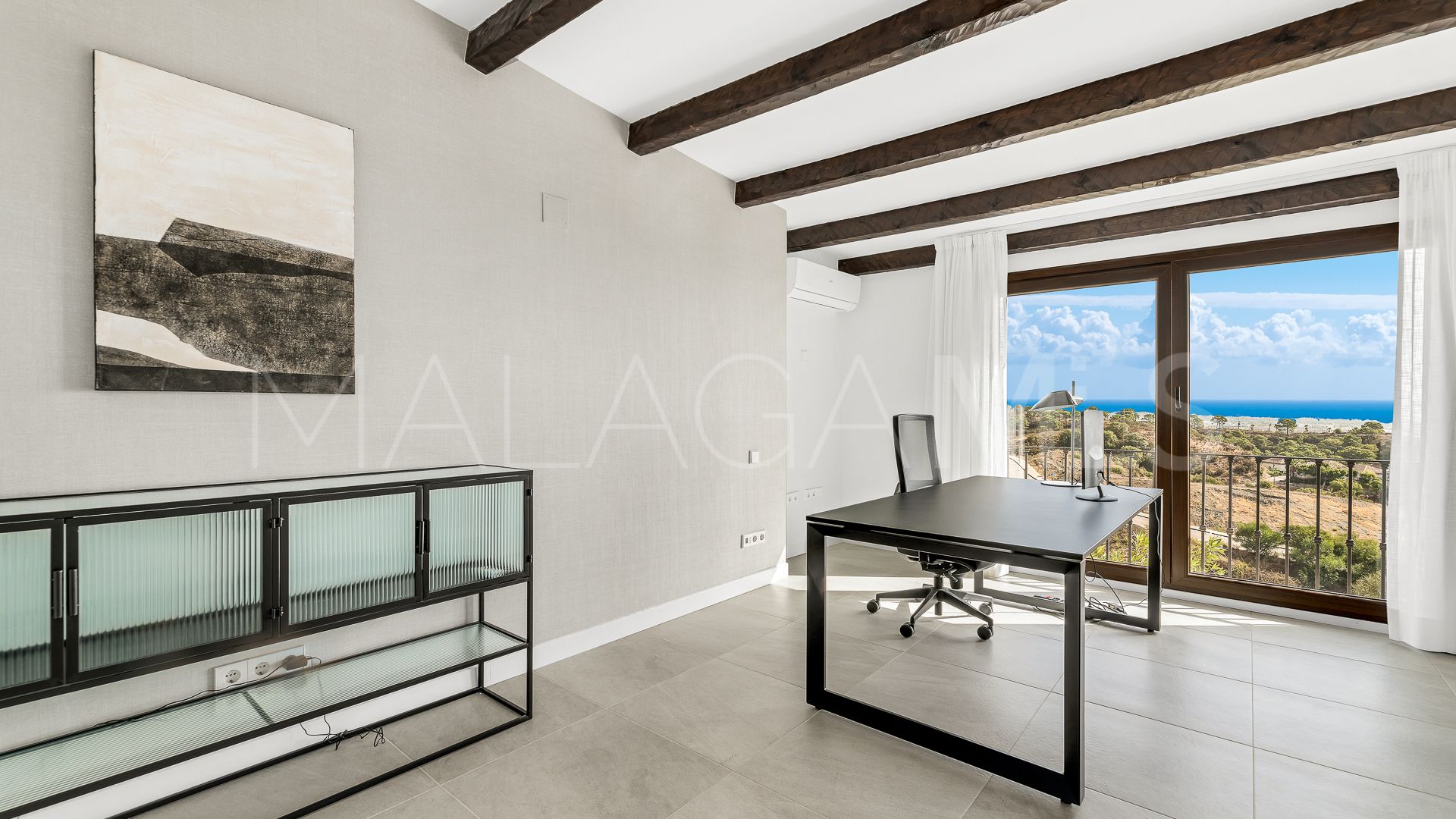 Villa for sale in Estepona East with 5 bedrooms