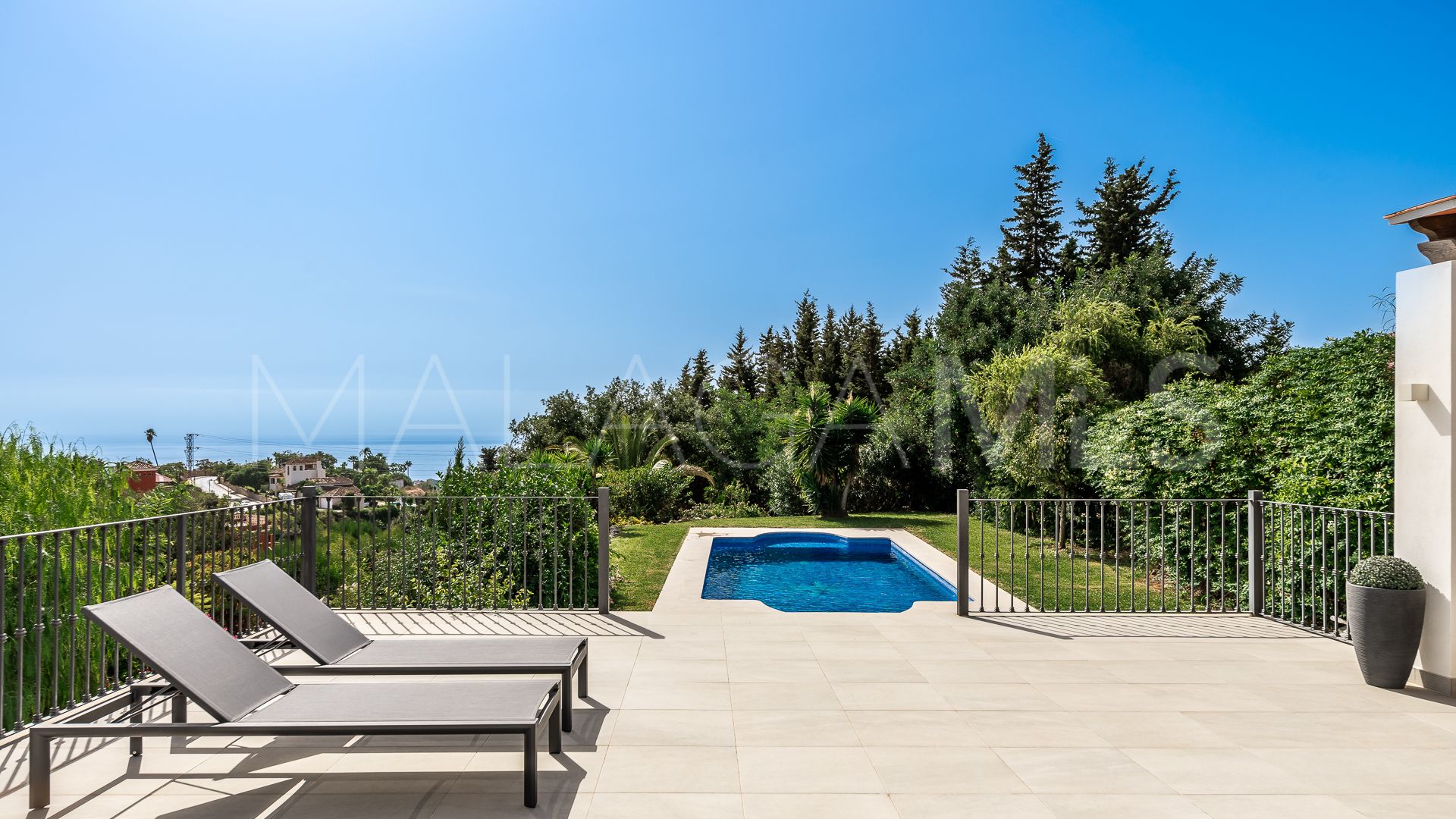 Villa for sale in Estepona East with 5 bedrooms