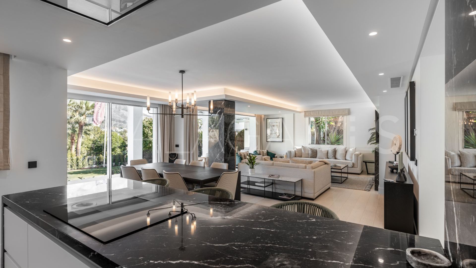 Villa for sale in Las Brisas