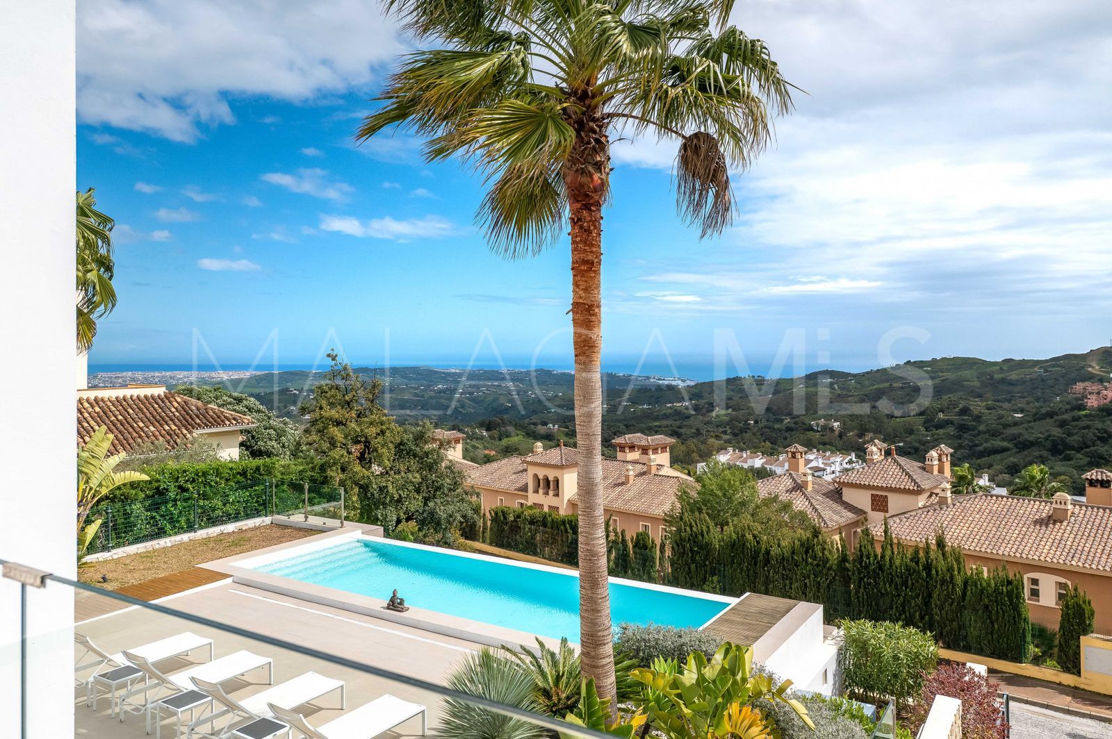 Buy La Mairena villa with 5 bedrooms