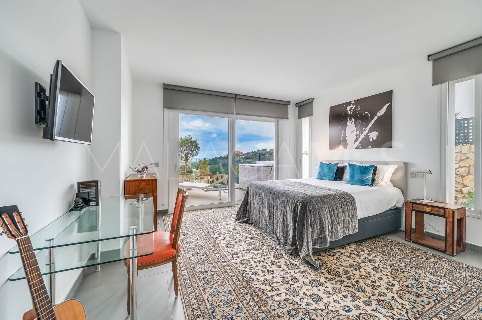 Buy La Mairena villa with 5 bedrooms