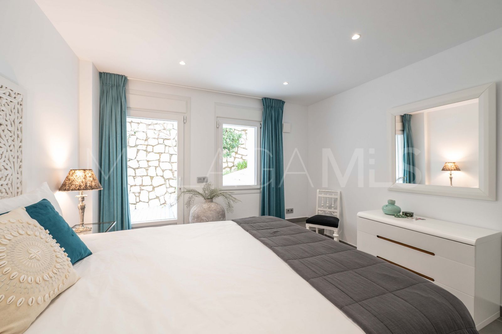 Buy La Mairena villa with 5 bedrooms