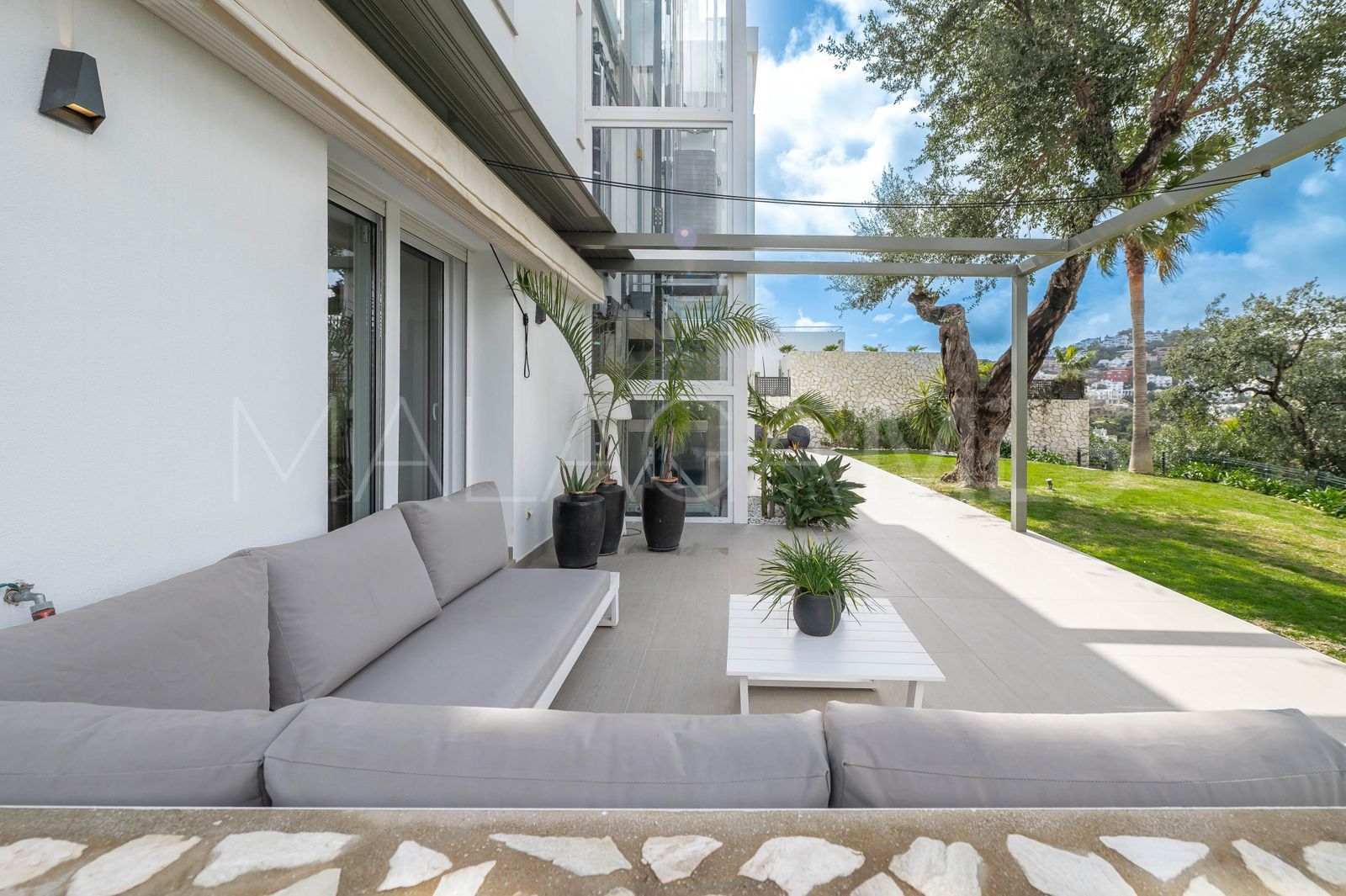 Buy La Mairena villa with 5 bedrooms