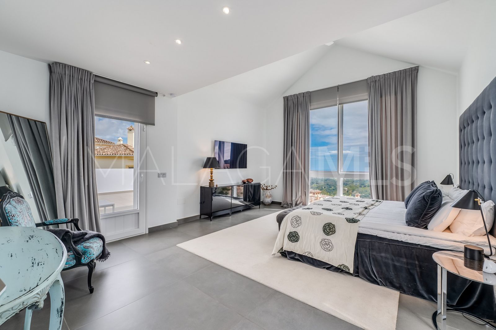 Buy La Mairena villa with 5 bedrooms