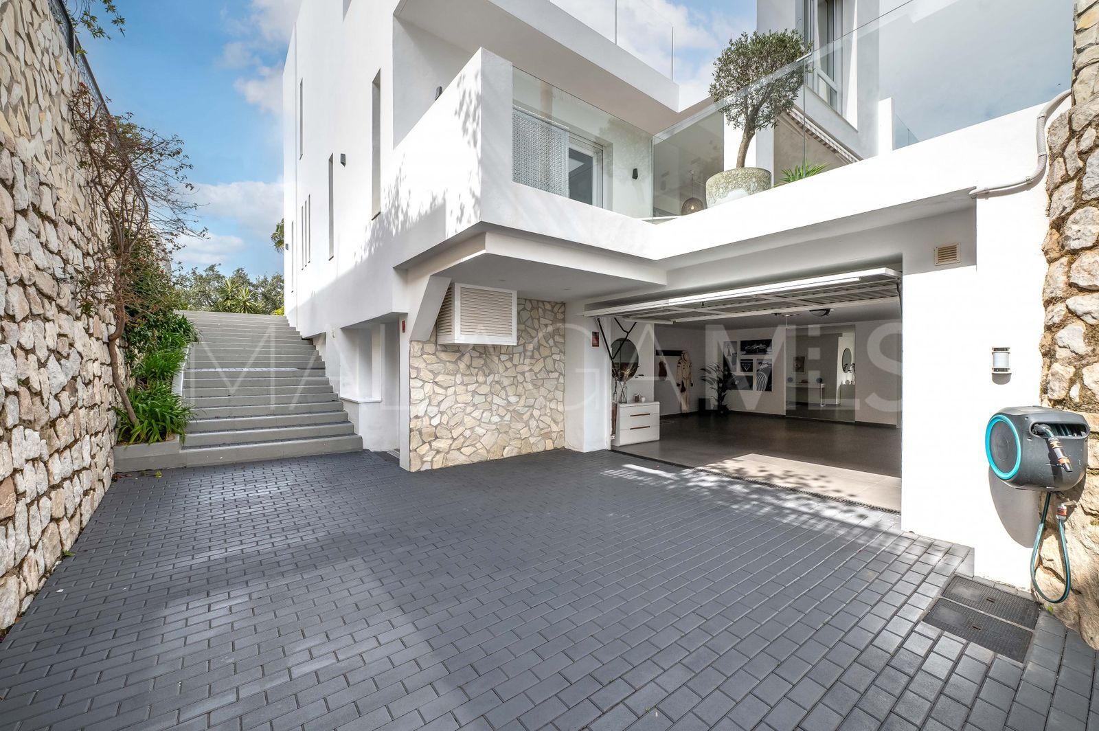 Buy La Mairena villa with 5 bedrooms