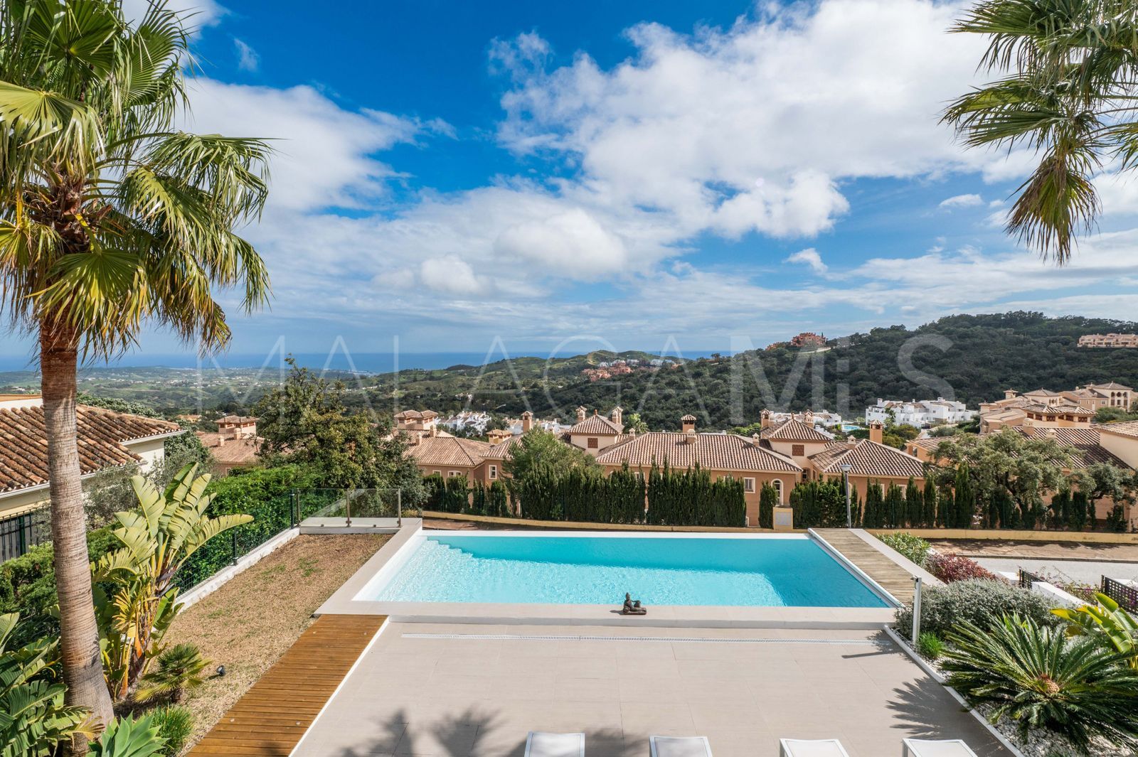 Buy La Mairena villa with 5 bedrooms