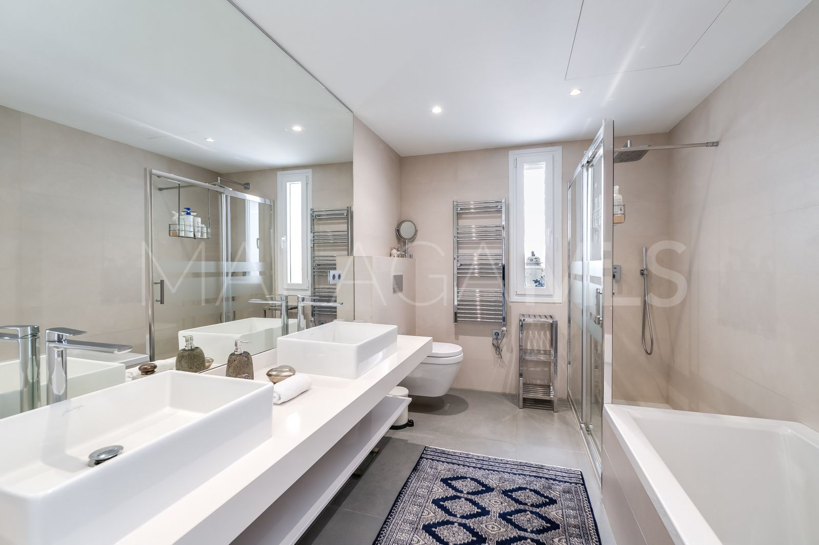 Buy La Mairena villa with 5 bedrooms