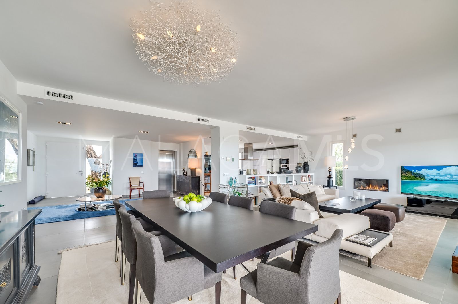 Buy La Mairena villa with 5 bedrooms