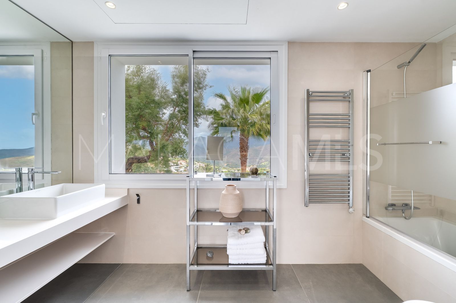 Buy La Mairena villa with 5 bedrooms