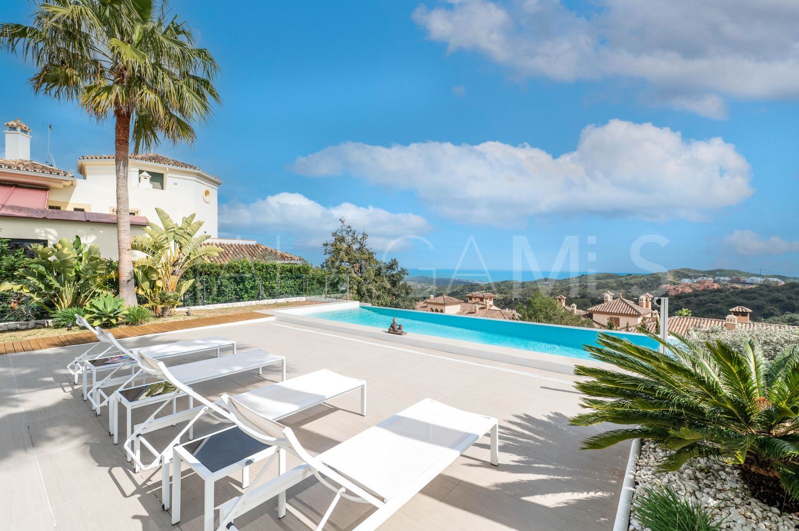 Buy La Mairena villa with 5 bedrooms