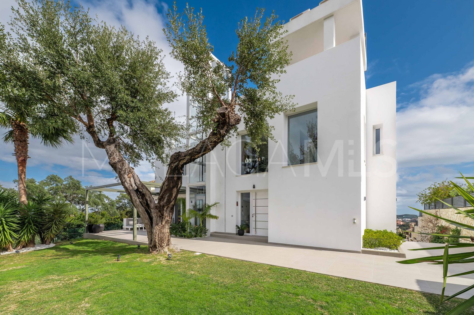 Buy La Mairena villa with 5 bedrooms
