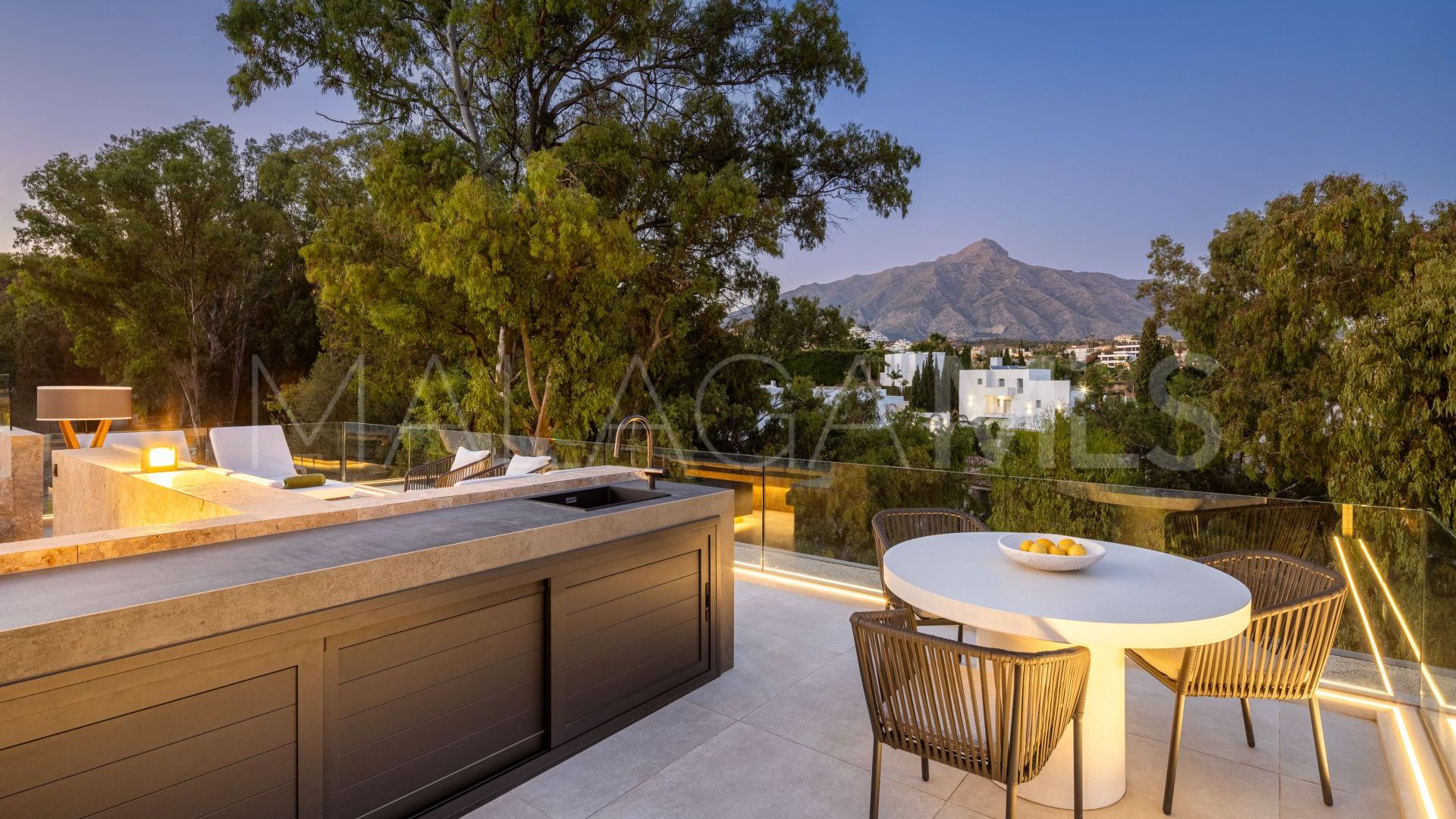 Villa for sale in Nueva Andalucia