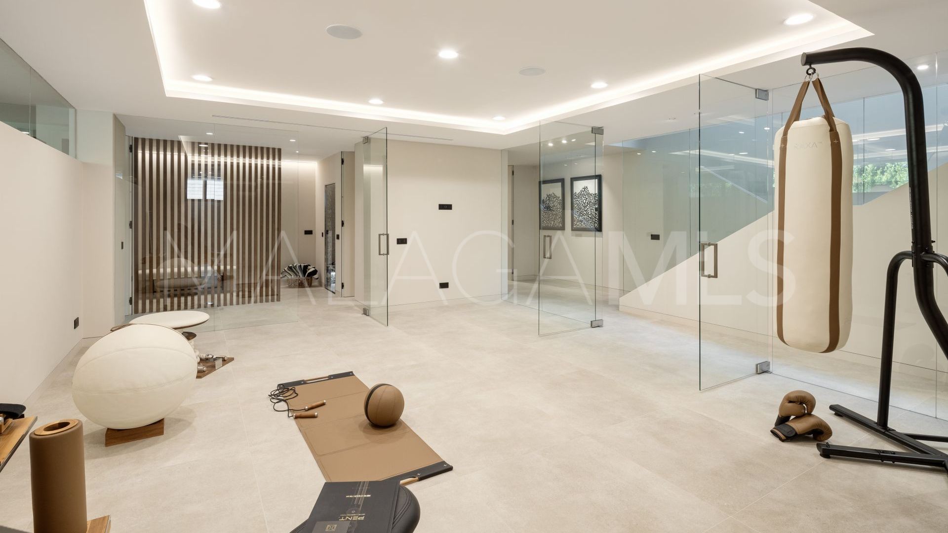 Villa for sale in Nueva Andalucia