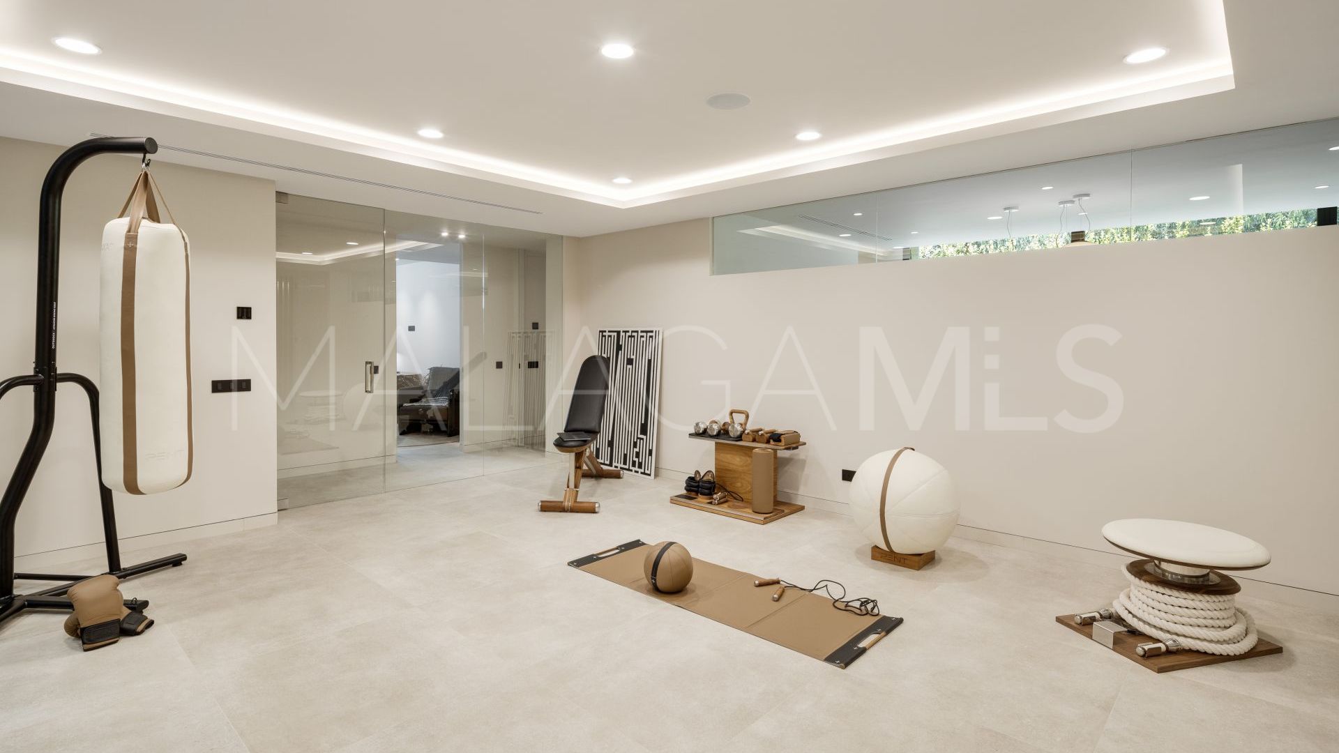 Villa for sale in Nueva Andalucia