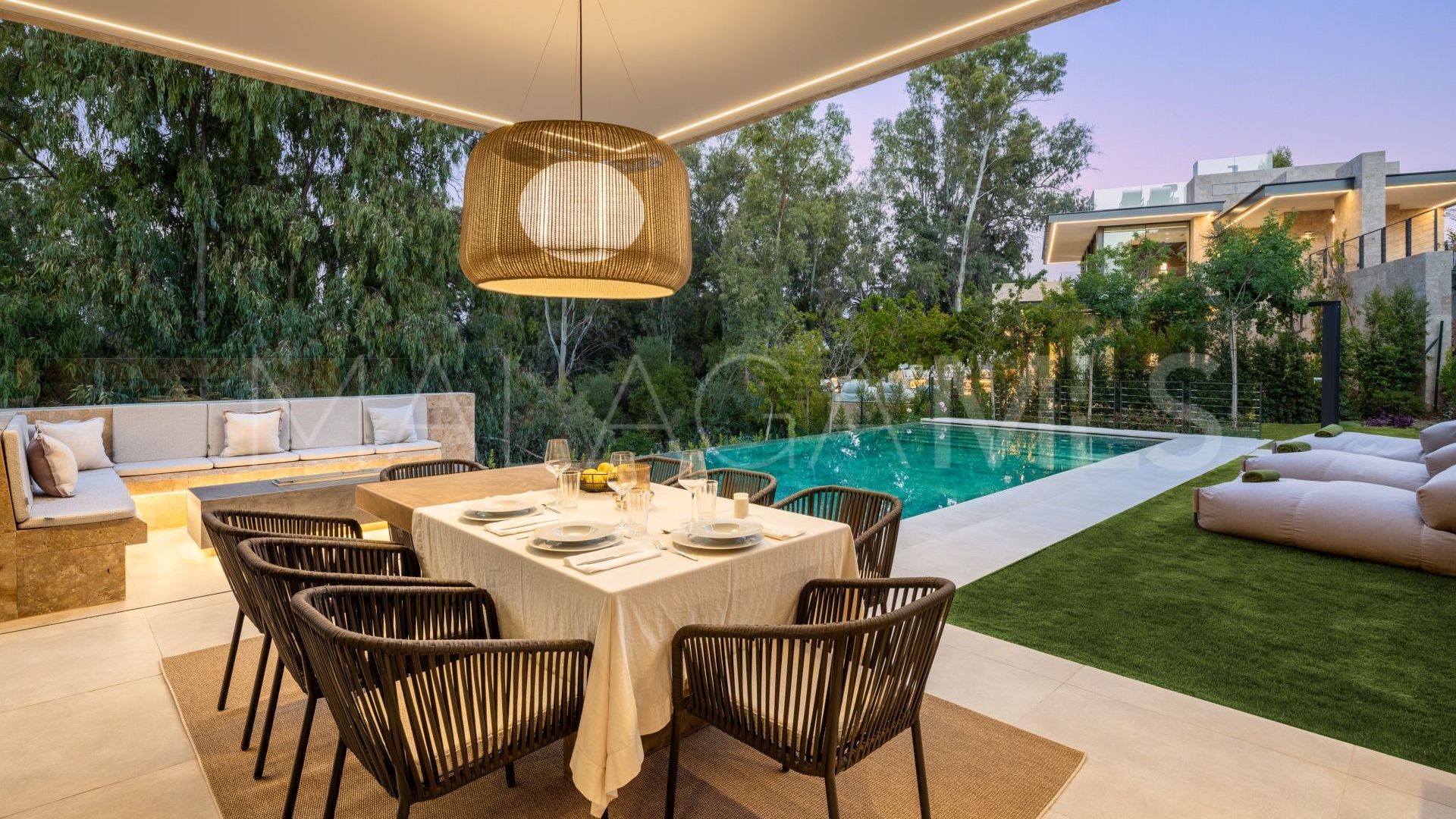 Villa for sale in Nueva Andalucia