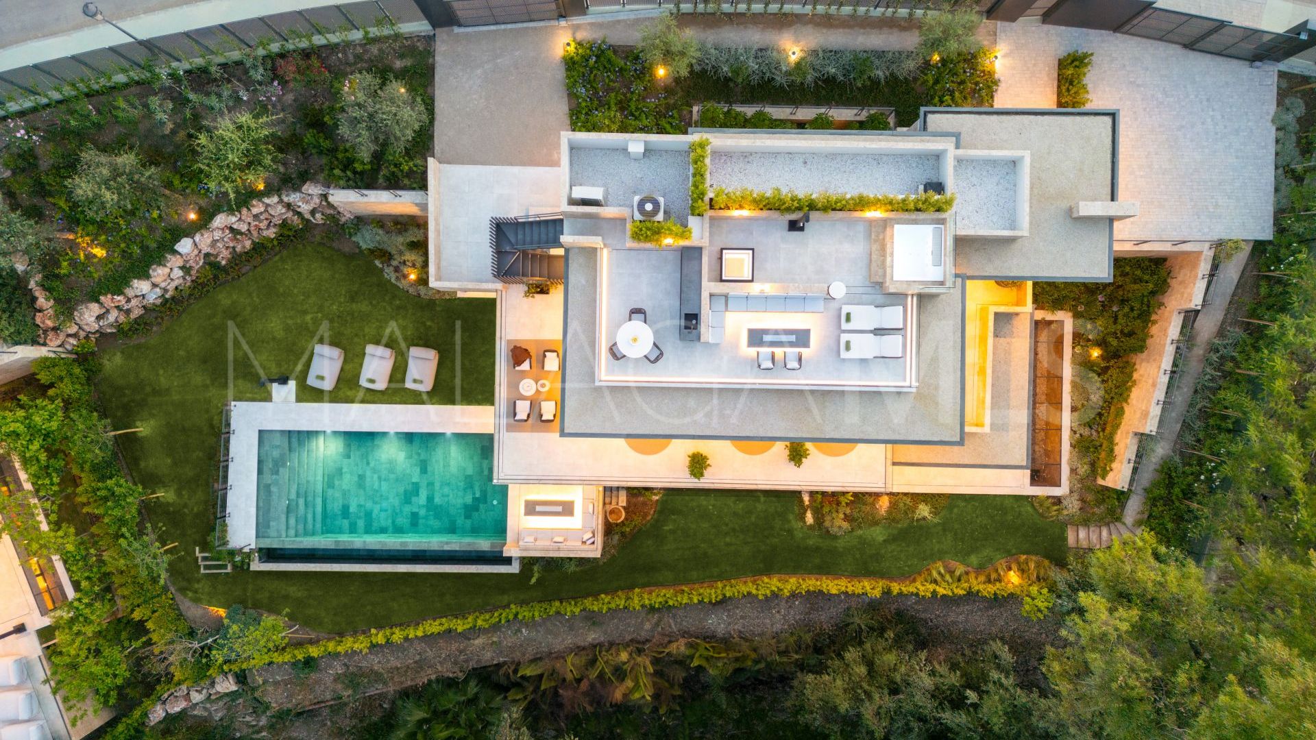 Villa for sale in Nueva Andalucia