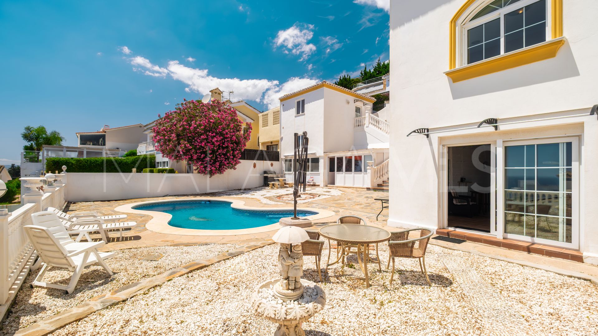 Villa for sale in Benalmadena