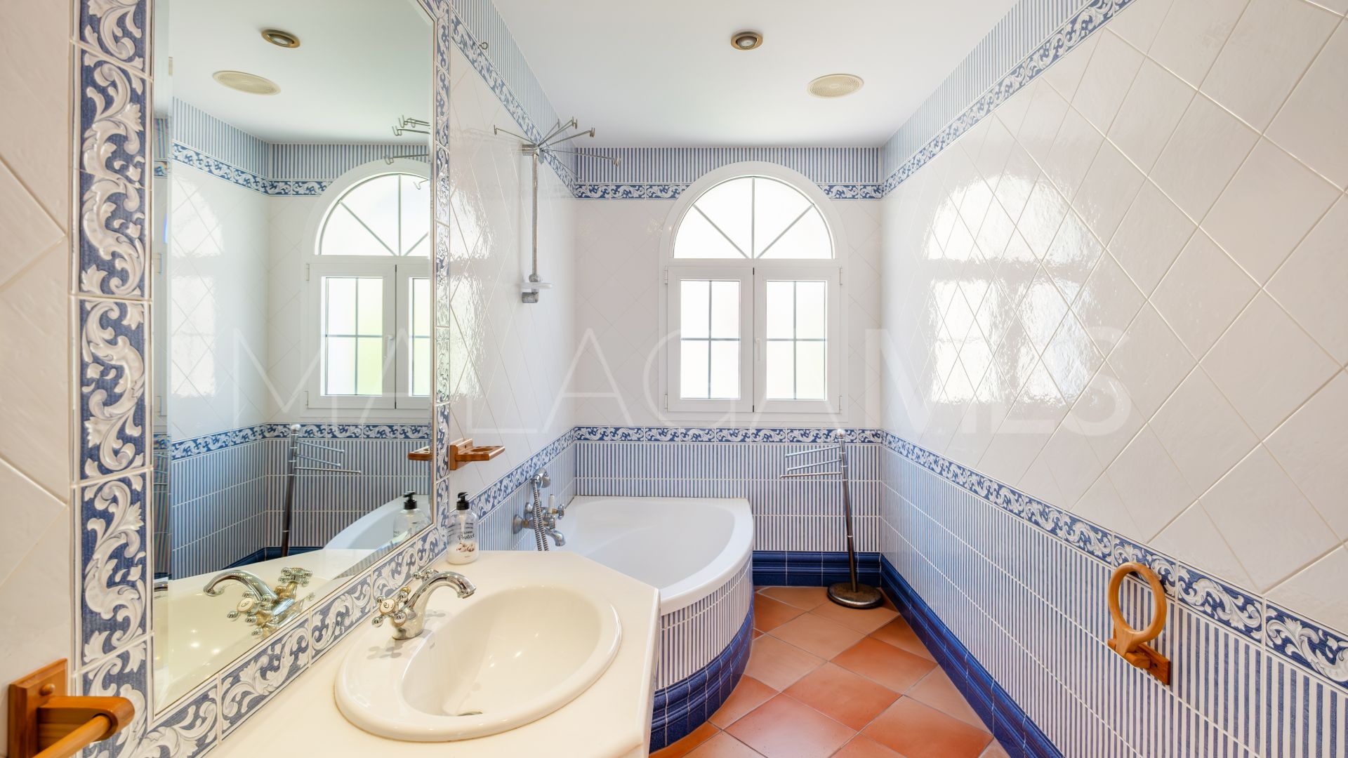 Villa for sale in Benalmadena
