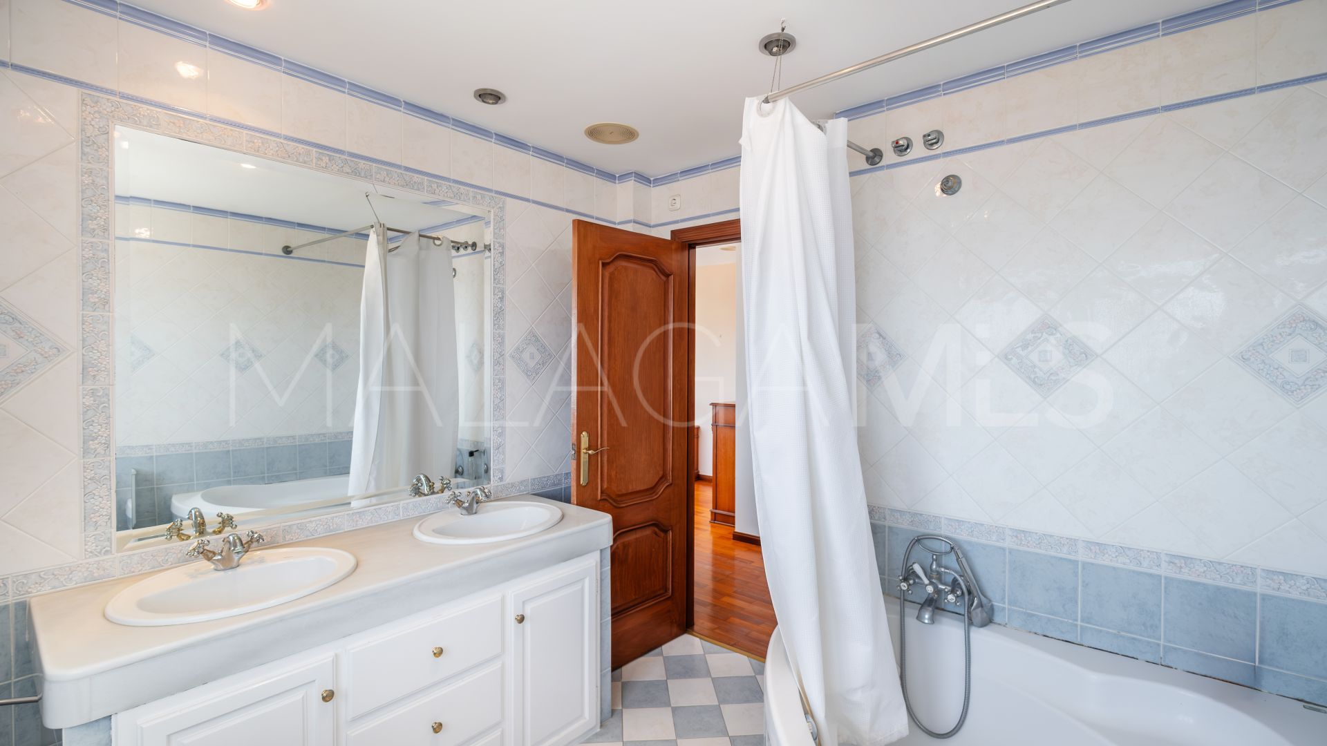 Villa for sale in Benalmadena