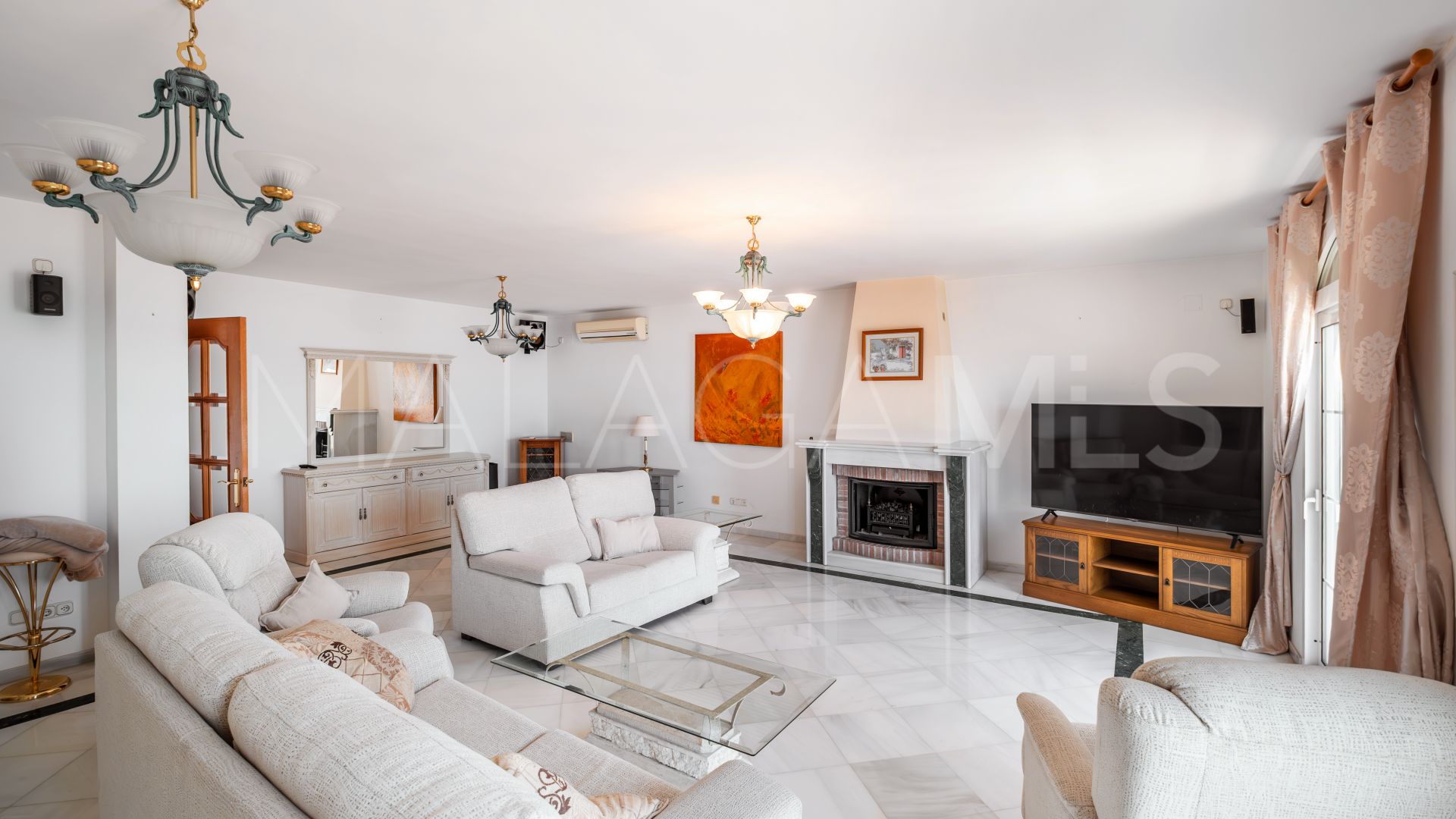 Villa for sale in Benalmadena