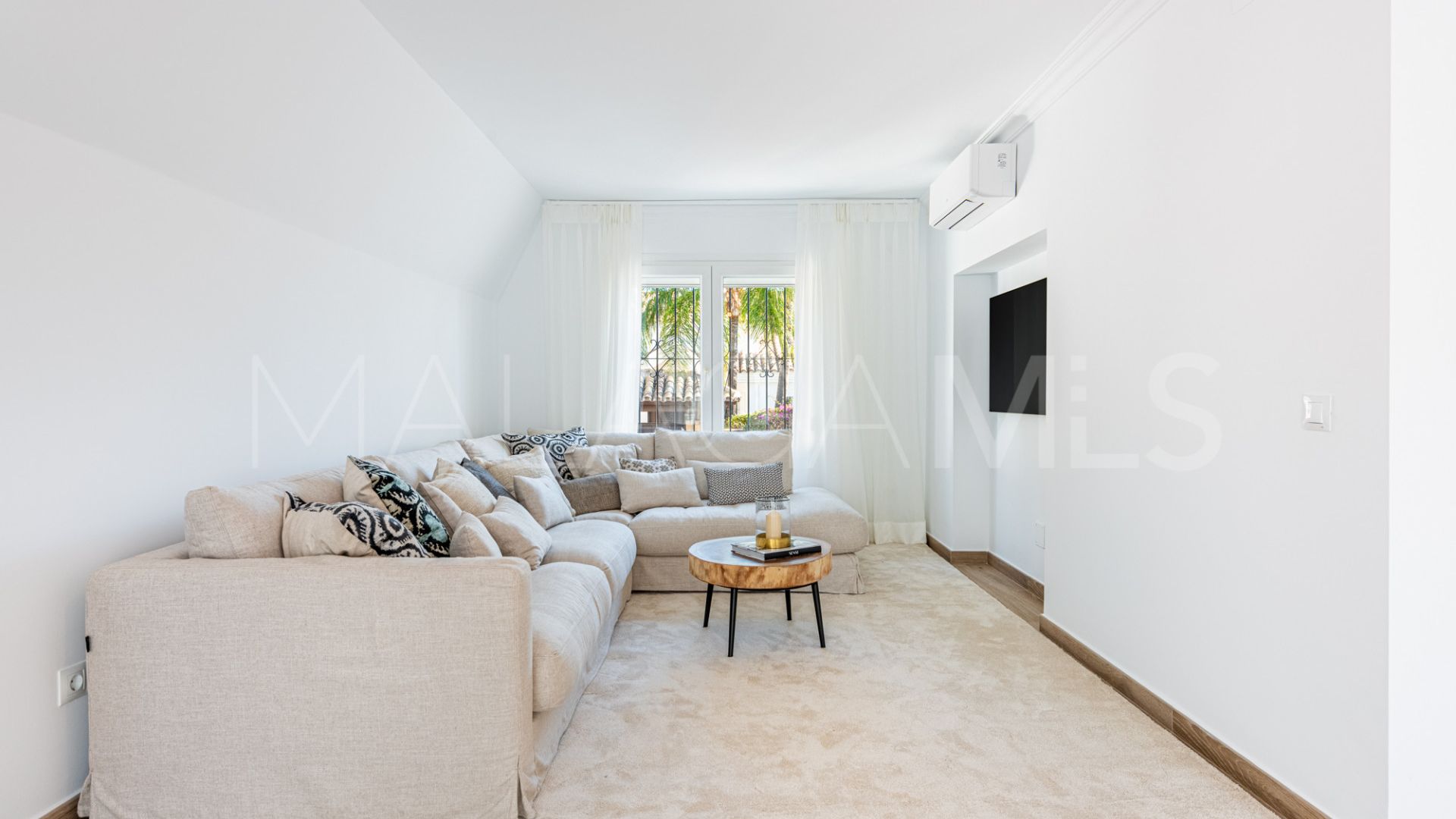 Villa for sale in Nueva Andalucia