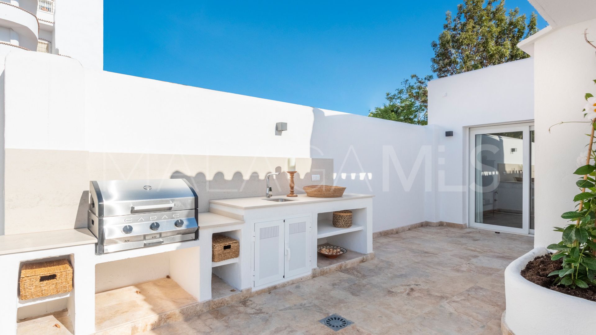 Villa for sale in Nueva Andalucia