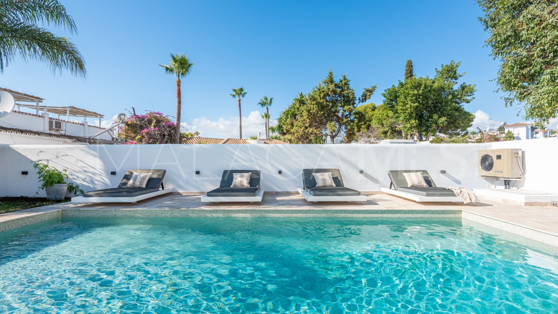 Villa for sale in Nueva Andalucia