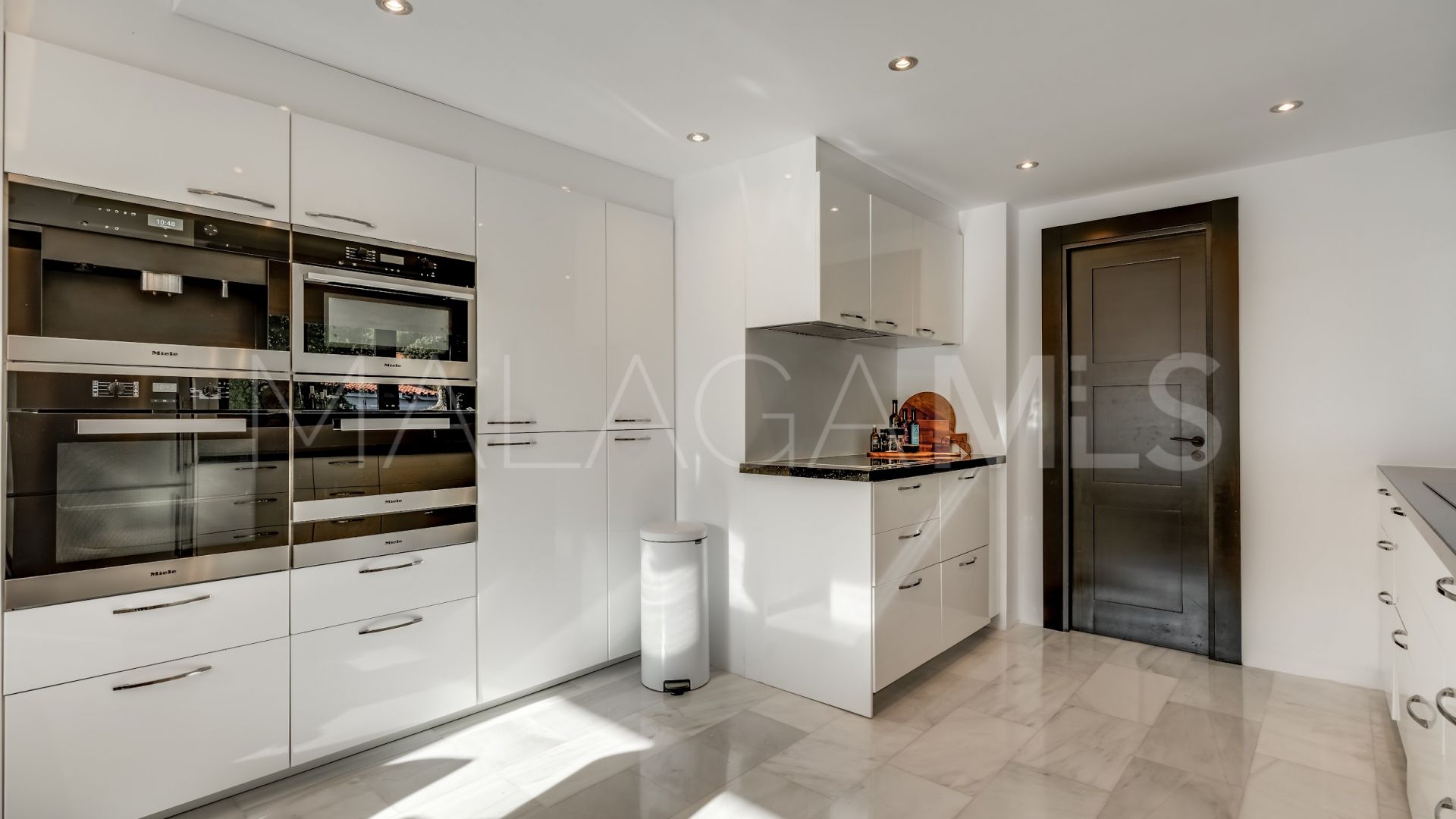 Villa for sale in Nueva Andalucia