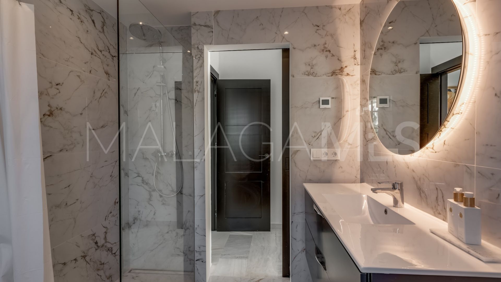 Villa for sale in Nueva Andalucia