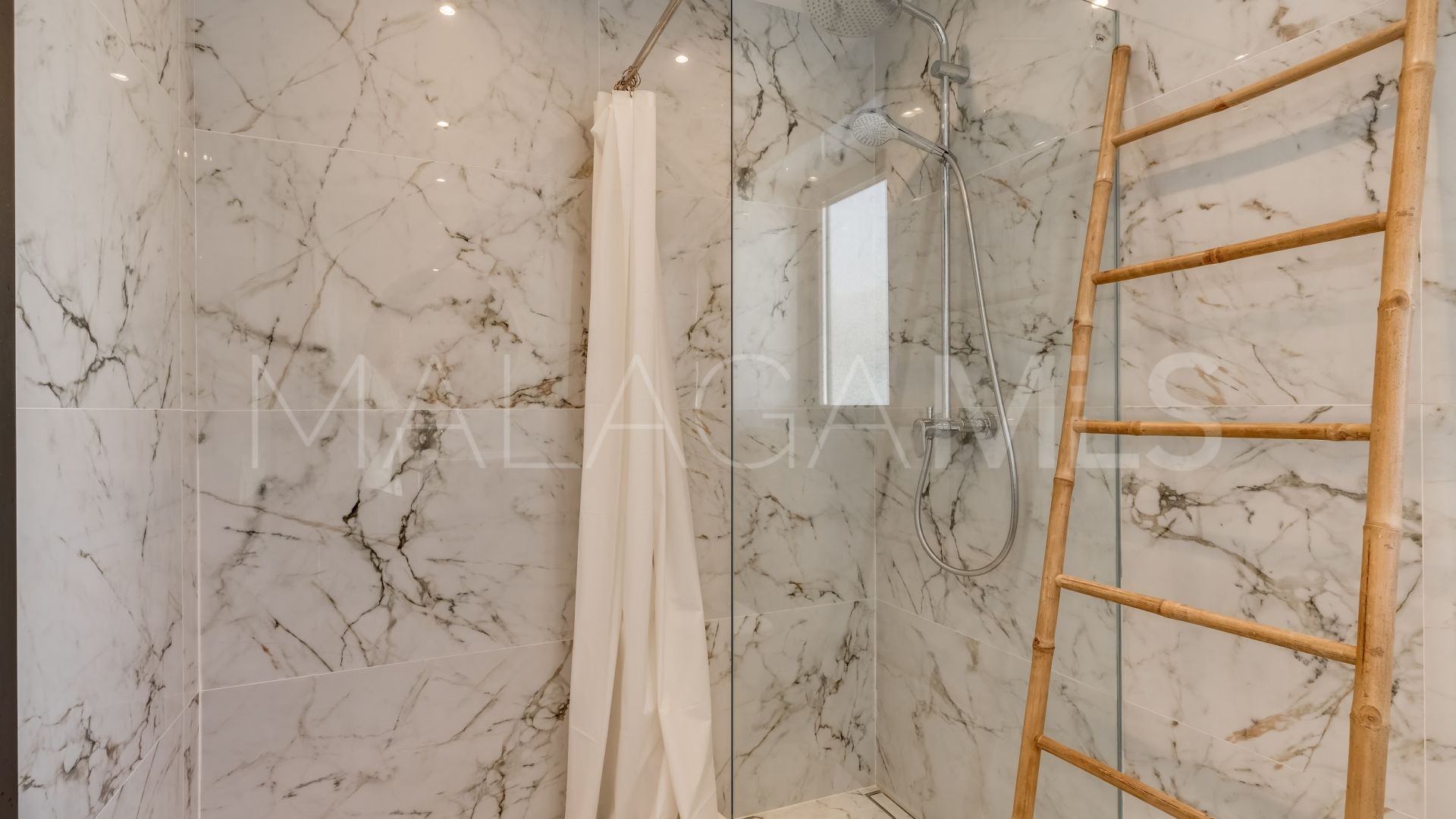 Villa for sale in Nueva Andalucia