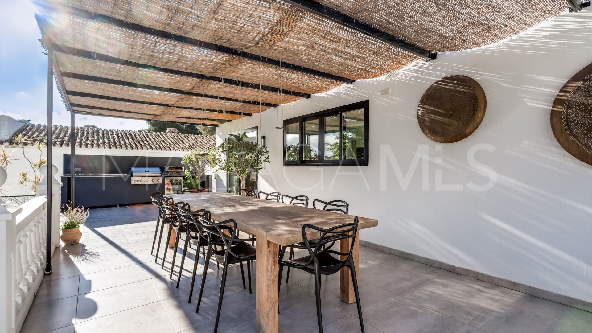 Villa for sale in Nueva Andalucia