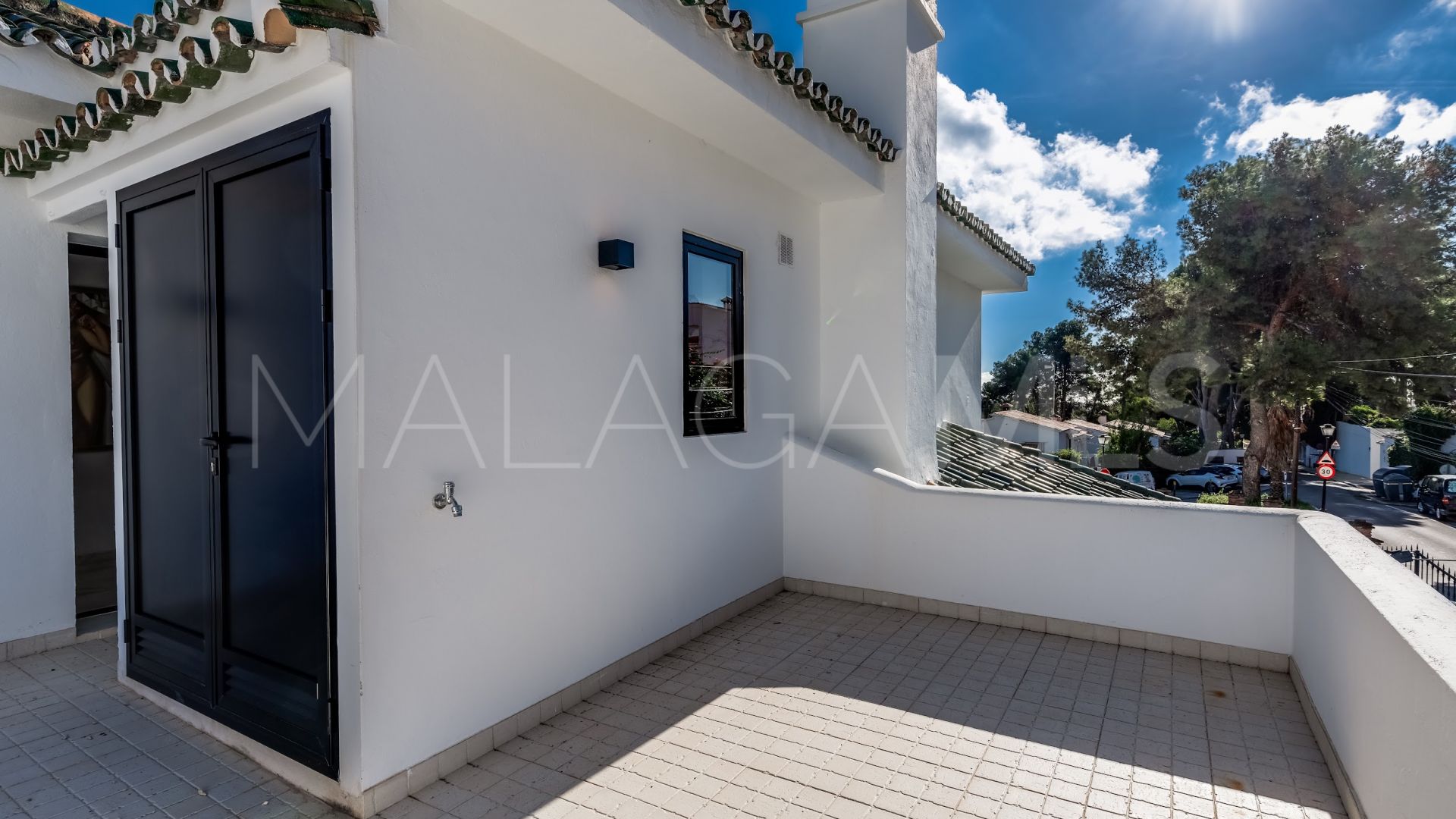 Villa for sale in Nueva Andalucia