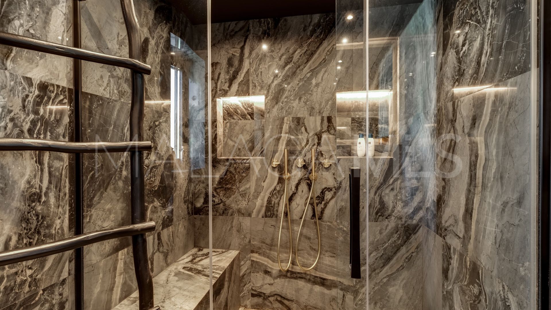 Villa for sale in Nueva Andalucia